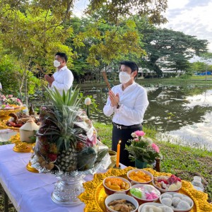  ผู้อำนวยการวิทยาลัยนาฏศิลปจันทบุรี และคณะผู้บริหาร ไหว้สักการะสิ่งศักดิ์สิทธิ์  ประจำวิทยาลัยนาฏศิลปจันทบุรี เพื่อความเป็นสิริมงคล