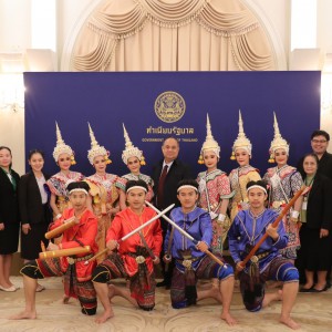  คณะศิลปศึกษา จัดการแสดงงานเลี้ยงอาหารกลางวัน เพื่อเป็นเกียรติแก่ พลเอก เดวิด เฮอร์ลีย์ ผู้สำเร็จราชการแห่งเครือรัฐออสเตรเลียและภริยา