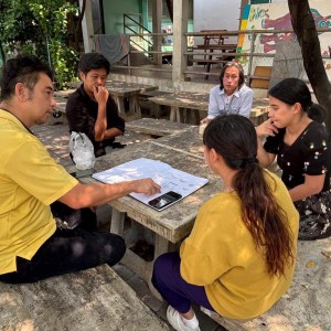  วิทยาลัยช่างศิลป  คณาจารย์สาขาวิชาเครื่องเคลือบดินเผา กำลังตรวจงานแบบร่างศิลปนิพนธ์ของนักศึกษาระดับ ปริญญาตรี(ต่อเนื่อง) ชั้นปีที่ 2