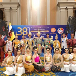  วิทยาลัยนาฏศิลปสุพรรณบุรี จัดการแสดงในงานเลี้ยงต้อนรับผู้เข้าร่วมงานประชุมสภาครูอาเซียน +1 ณ โรงแรมเบอเคอลี่ย์ ประตูน้ำ กรุงเทพฯ